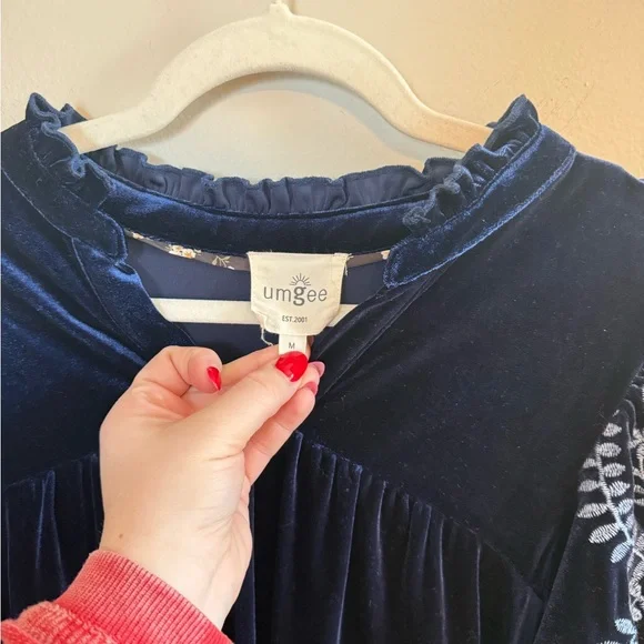 Umgee • Embroidered Crushed Velvet Navy Blue Puff Sleeve Sz Medium Preppy Casual - Picture 5 of 7